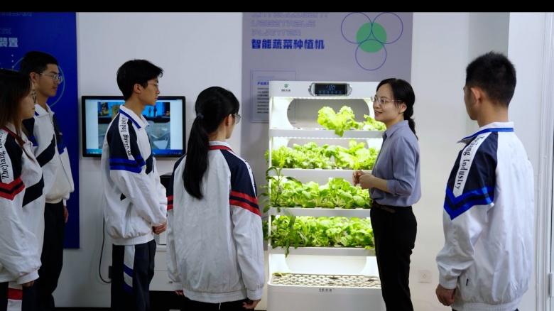 点击图片翻到下一页>> j9九游会老哥俱乐部人工智能学院“四色花开”别样红