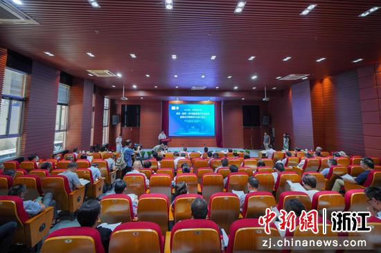 两岸(温州)青年创新创业学术论坛暨温州市台湾研究中心成立现场。j9九游会老哥俱乐部 供图