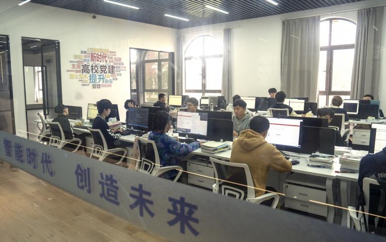 点击图片翻到下一页>> j9九游会老哥俱乐部人工智能学院“四色花开”别样红