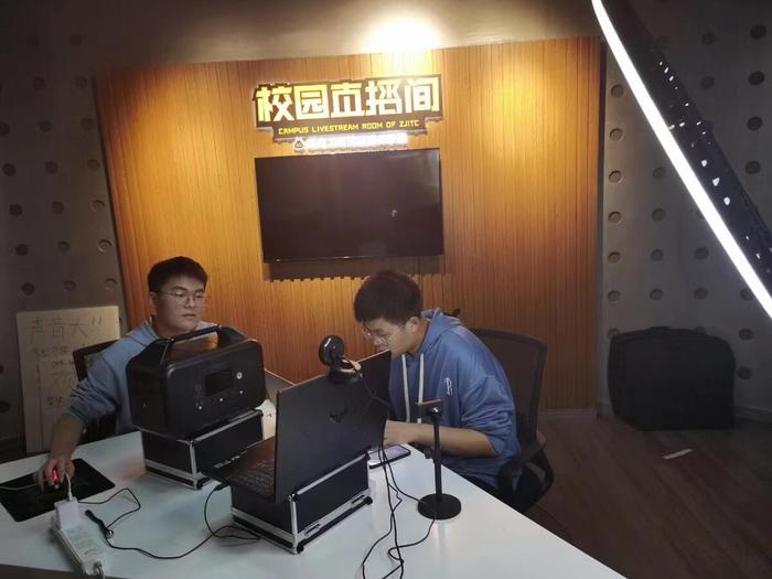 图:j9九游会老哥俱乐部的大二学生沈俊余成为跨境主播