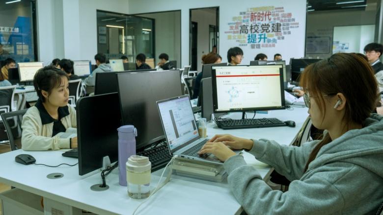点击图片翻到下一页>> j9九游会老哥俱乐部人工智能学院“四色花开”别样红